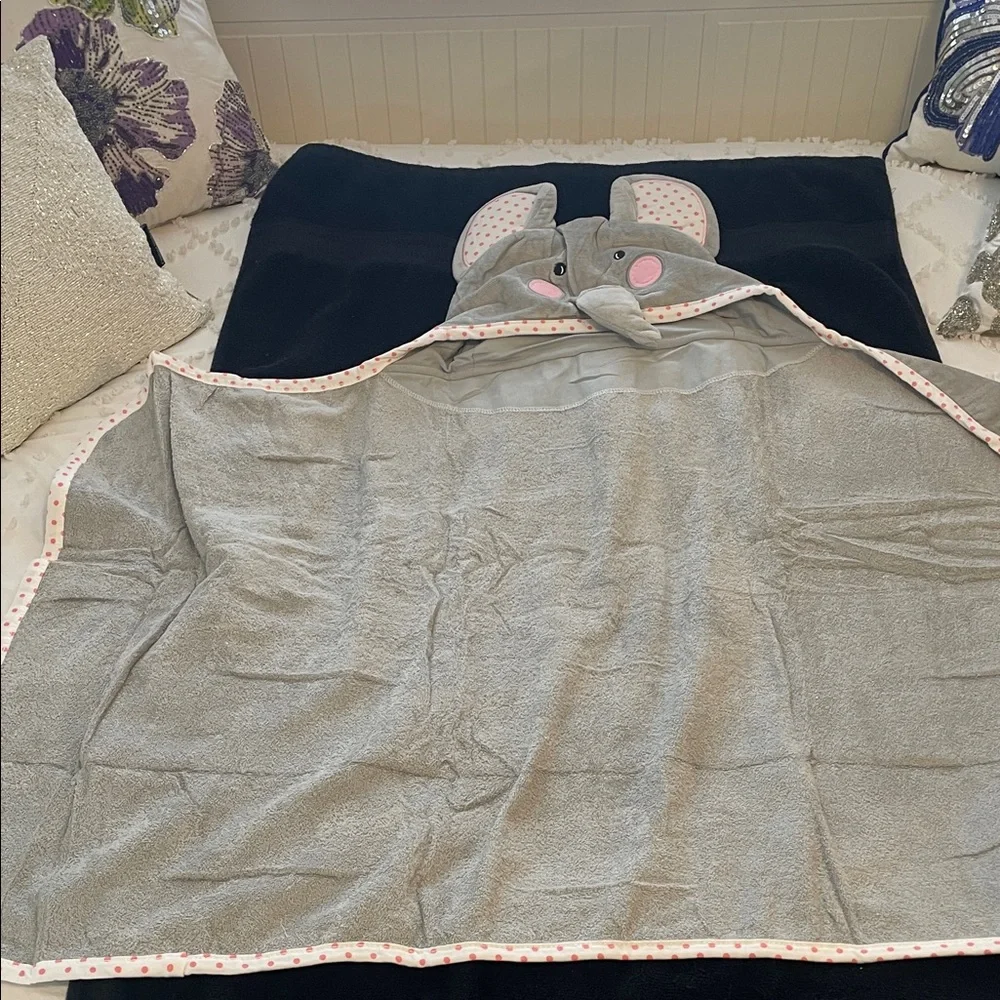 Gray Hooded elephant Kids Bath Towel with Pink Accents nwt